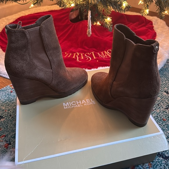 Michael Kors suede boots size 8.5 Brown. Worn one time. - Picture 6 of 13